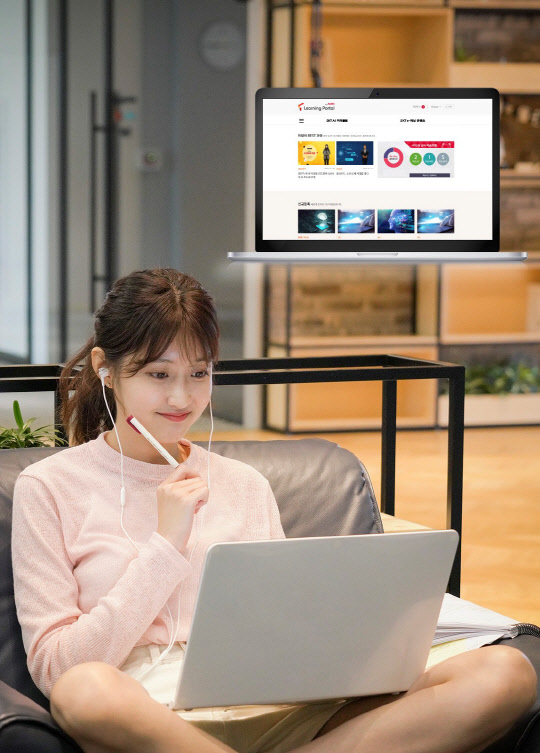 SK텔레콤이 자사 소속 AI 전문가들이 현업 경험을 토대로 기술 이론과 비즈니스 사례 등을 강의하는 'AI 커리큘럼'을 하반기부터 16개 주요 대학을 대상으로 제공한다고 10일 밝혔다.    SK텔레콤 제공